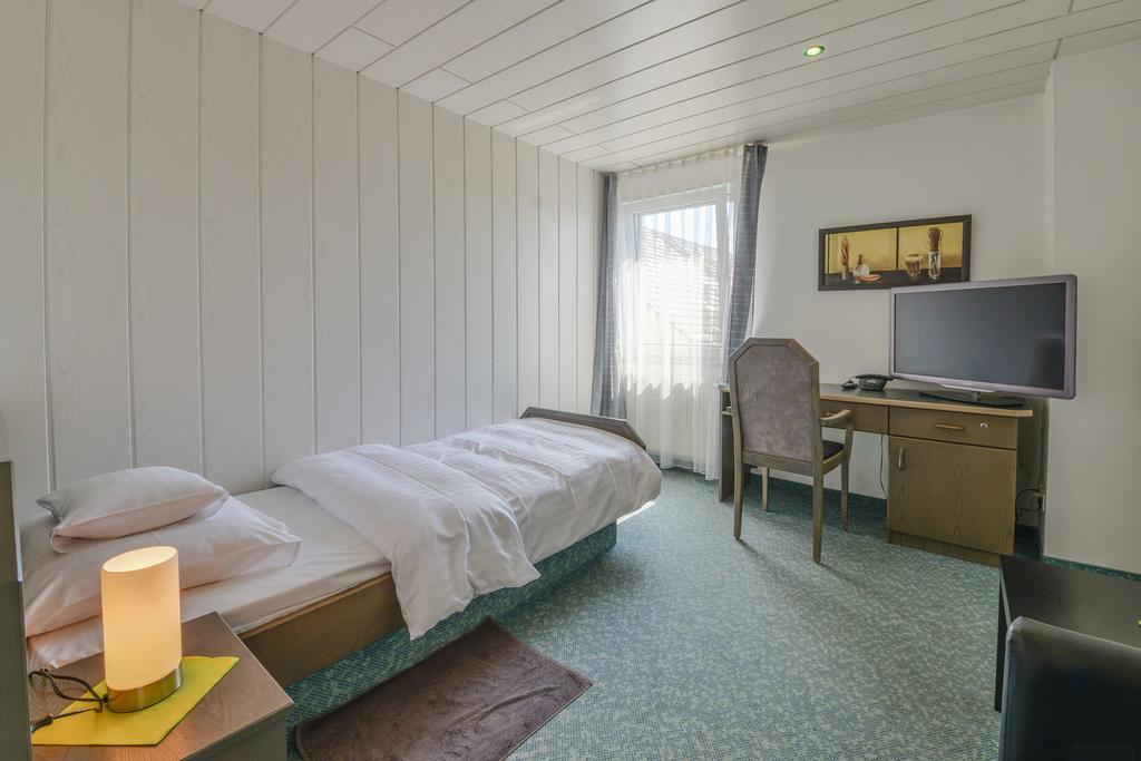 Hotel Gruner Baum Fellbach Esterno foto