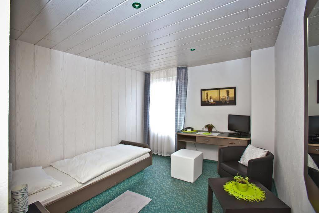 Hotel Gruner Baum Fellbach Esterno foto