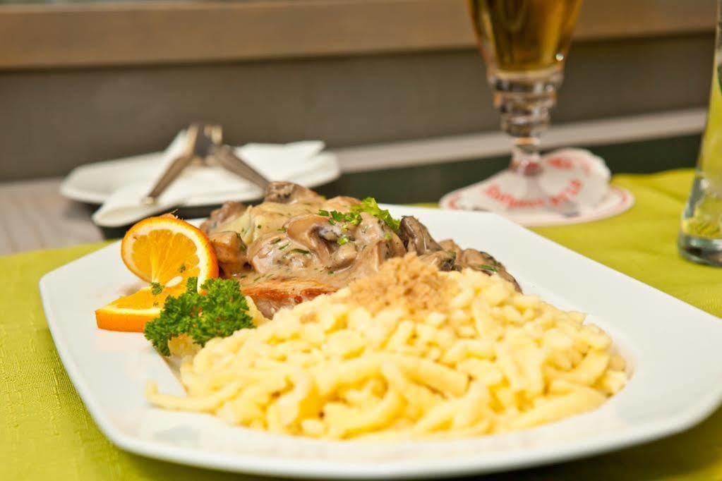 Hotel Gruner Baum Fellbach Esterno foto