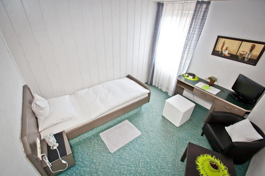 Hotel Gruner Baum Fellbach Esterno foto